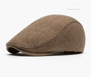Gros plan sur une casquette plate en lin marron café avec texture tissée vintage