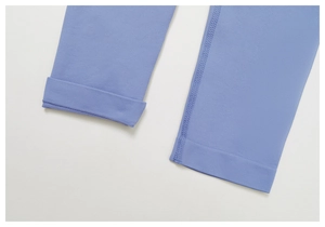 Vue détaillée du pantalon de yoga sans couture avec double couture et texture en maille fine