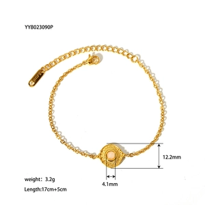 Détail du bracelet en acier inoxydable doré avec pendentif soleil et pierre rose