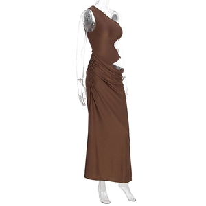 Détail de la découpe latérale et de la maille côtelée d'une robe longue marron asymétrique