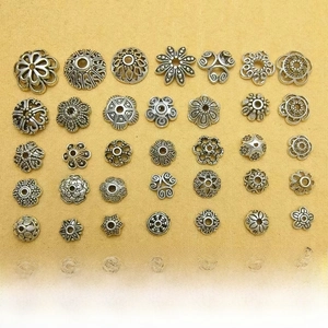 Détail de calottes de perles en alliage argenté antique avec 45 motifs floraux ajourés