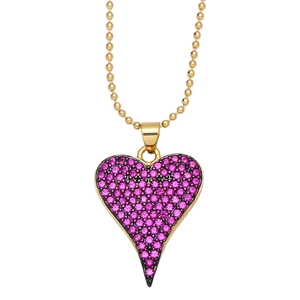 Collier cœur doré avec zircons violets et chaîne à billes sur fond blanc pur