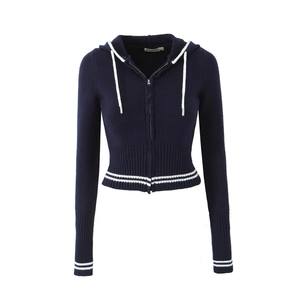 Eng anliegende dunkelblaue Strickjacke mit Kapuze, weißen Streifen und Kordelzug