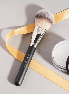 Detail of GECOMO G1012 makeup brush with dual-tone bristles and elegant black handle