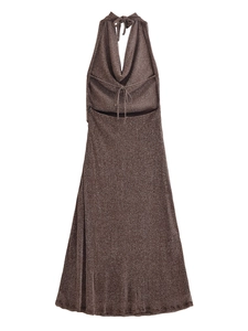 Dettaglio dell'abito halter scollato bronzo metallizzato con lacci regolabili