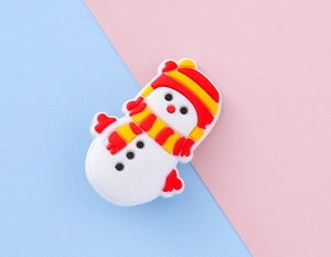 Gros plan d'une pince à cheveux bonhomme de neige de Noël en PVC souple au design 3D