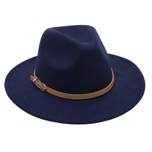 Détail du chapeau fedora en laine bleu marine avec un bandeau en cuir brun et boucle