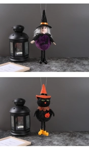 Decorazioni sospese per Halloween con strega viola e gatto nero con dettaglio di zucca