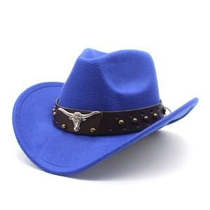 Dettaglio di cappello cowboy blu con testa di toro argentata e cinturino in pelle
