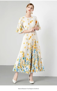 Detail van bloemen plisséjurk met gele en blauwe patronen en hoogwaardige textuur