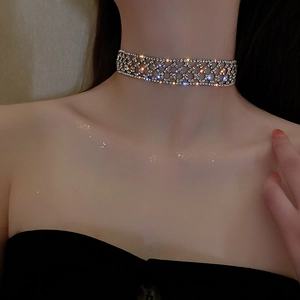 Collier ras du cou en strass étincelant pour femme avec un large design en treillis argenté