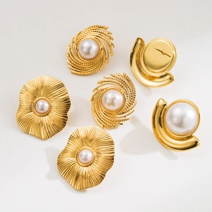Élégant ensemble de boucles d'oreilles dorées en acier inoxydable avec perles nacrées