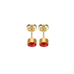 Détail de boucles d'oreilles rondes dorées avec cristaux rouges et fermoirs papillons