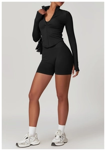 Détail d'ensemble fitness noir sans couture avec manches à passe-pouce et short taille haute