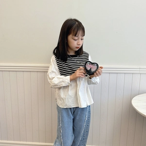 Girl's striped shirt and wide-leg jeans outfit with a black heart butterfly chain bag