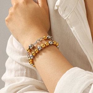 Bracelet bicolore or et argent en acier inoxydable porté par un mannequin