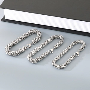 Detail von drei silbernen Byzantinischen Edelstahl-Armbändern in verschiedenen Dicken