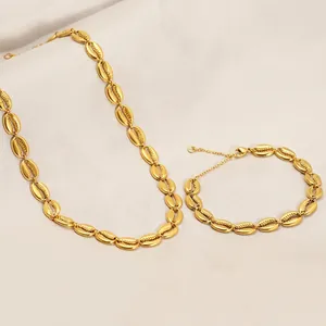 Ensemble collier et bracelet en forme de coquillage doré avec des maillons texturés