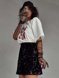 T-shirt blanc à imprimé lettres pour femmes et jupe noire à paillettes style urbain chic