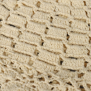 Détail macro du motif en maille ajourée bohème avec coutures en coton crème complexes