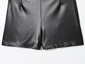 Gros plan d'un short en similicuir à taille haute montrant la couture et la texture