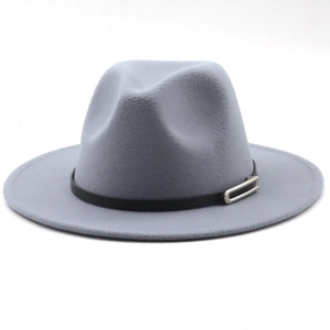 Détail d'un chapeau fedora en feutre gris avec ruban en cuir noir et boucle en U argent