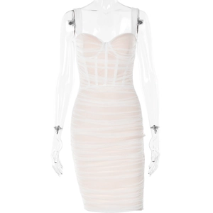 Detail eines weißen Netz-Bodycon-Kleides mit Korsettstäben und gerafftem Stoff