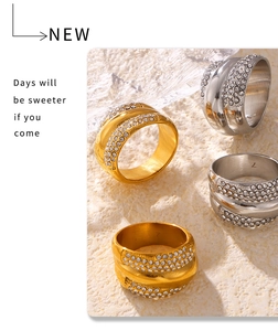 Detalle de anillos hip hop multicapa con baño de oro y cristales pavimentados brillantes
