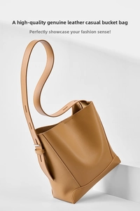 Detail einer Echtleder-Beuteltasche mit verstellbarem Riemen und matter Rindslederstruktur