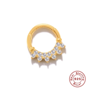Detailopname van 925 sterling zilveren gouden neusring met fonkelende ronde zirkonia steentjes