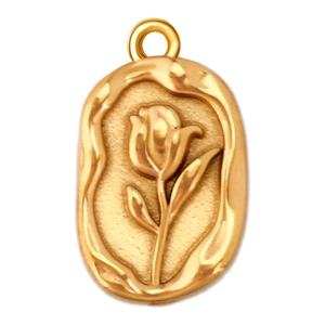 Nahaufnahme des goldenen ovalen Anhängers mit Blumenrelief und Vintage-Wellenrand