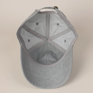Vue intérieure d'une casquette de baseball grise en coton avec coutures détaillées