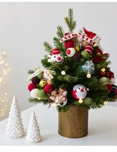 Mini Christmas tree with felt ornaments, warm LED lights and a decorative brass-colored pot