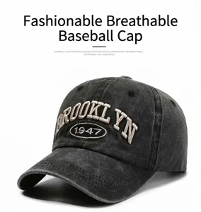 Vue détaillée d'une casquette de baseball en denim délavé avec broderie Brooklyn 1947