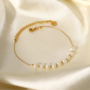 Bracelet chaîne élégant en acier inoxydable plaqué or 18 carats et perles d'eau douce
