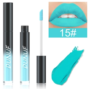 Détails du rouge à lèvres liquide mat DUNUF teinte 15 turquoise avec des tests sur lèvres
