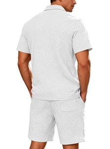 Détail d'un ensemble polo blanc pour homme montrant la texture matelassée au dos