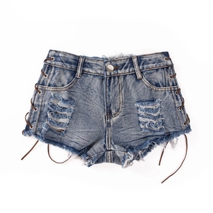 Detail von High-Waist-Jeans-Shorts mit seitlicher Schnürung und zerrissenem Denim-Stoff