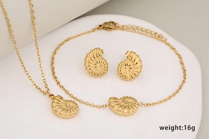 Vue détaillée de l'ensemble bijoux conque dorée avec collier bracelet et boucles d'oreilles