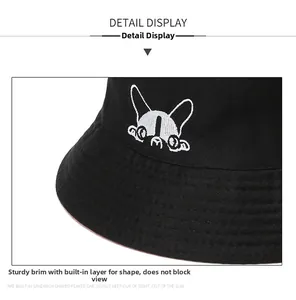 Vue détaillée du chapeau bob en coton avec broderie de chien et bord rigide renforcé