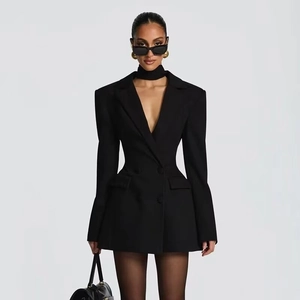 Dettaglio della chiusura doppiopetto e della vita sfiancata di questo abito blazer nero elegante