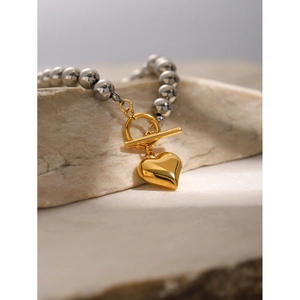 Bracelet perles en acier inoxydable bicolore or et argent avec pendentif cœur et fermoir OT