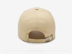 Vue arrière de la casquette de baseball beige avec boucle métallique réglable et sangle