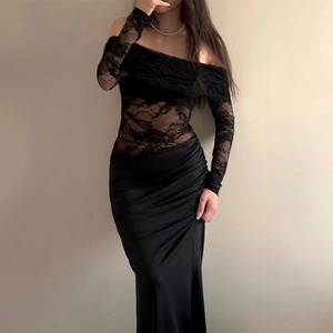 Elegantes schulterfreies langes schwarzes Kleid mit Spitze und schmaler Passform