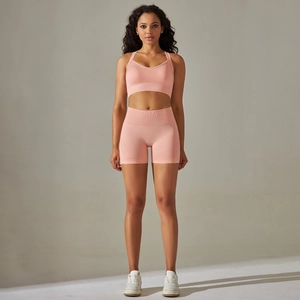 Nahtloses Yoga-Set in Korallenrosa mit Sport-BH und hoch taillierter kurzer Fitnesshose