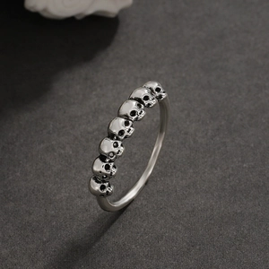 Anello teschio punk retrò in lega d'argento con sette piccoli disegni gotici unici