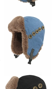 Dettaglio del cappello da aviatore con fodera in pelliccia sintetica e bottoni vintage