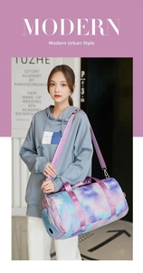 Détail du grand sac de voyage imperméable avec imprimé galaxie violette et bandoulière