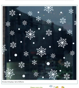 Dettaglio macro di diversi adesivi per finestre a fiocco di neve e puntini bianchi su vetro