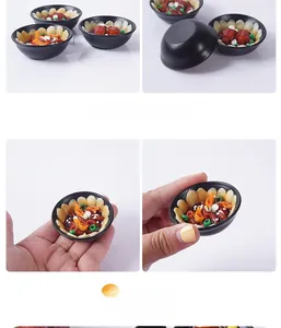 Vista macro dettagliata del modello alimentare in miniatura da 1,8 cm tenuto in mano